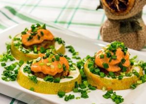 Кабачки с фаршем. Булочку замочить в молоке, отжать, смешать с фаршем. Посолить, поперчить. Кабачок нарезать кружочками толщиной около 1–2 см. В каждом кружке вырезать сердцевину. Смешать томатный соус и сметану. В форму вылить соус. На соус выложить кабачки. Из фарша сформировать небольшие шарики, выложить на кабачки. Поставить в духовку. Запекать при температуре 180 градусов в течение 35–40 минут. Кабачки с фаршем. Булочку замочить в молоке, отжать, смешать с фаршем. Посолить, поперчить. Кабачок нарезать кружочками толщиной около 1–2 см. В каждом кружке вырезать сердцевину. Смешать томатный соус и сметану. В форму вылить соус. На соус выложить кабачки. Из фарша сформировать небольшие шарики, выложить на кабачки. Поставить в духовку. Запекать при температуре 180 градусов в течение 35–40 минут.