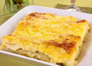 Каннеллони с мясной начинкой. Лук мелко нарезать. Чеснок мелко нарезать. С помидоров снять шкурку, нарезать небольшими кубиками. Лук и чеснок обжарить на растительном масле до золотистого цвета. Добавить фарш, хорошо обжарить. Добавить помидоры, посолить, поперчить, жарить 10–15 минут. Приготовить соус Бешамель. Сливочное масло растопить. Добавить муку, немного обжарить. Затем влить молоко, посолить, поперчить, варить до загустения (по консистенции соус должен напоминать жидкую сметану). Сыр натереть на средней терке. Каннеллони заполнить мясным фаршем. В форму для запекания выложить половину соуса бешамель. Выложить каннеллони. Выложить оставшийся соус. Поставить в духовку. Запекать при температуре 180 градусов в течение 30 минут. Затем посыпать сыром, запекать еще 10–15 минут. Каннеллони с мясной начинкой. Лук мелко нарезать. Чеснок мелко нарезать. С помидоров снять шкурку, нарезать небольшими кубиками. Лук и чеснок обжарить на растительном масле до золотистого цвета. Добавить фарш, хорошо обжарить. Добавить помидоры, посолить, поперчить, жарить 10–15 минут. Приготовить соус Бешамель. Сливочное масло растопить. Добавить муку, немного обжарить. Затем влить молоко, посолить, поперчить, варить до загустения (по консистенции соус должен напоминать жидкую сметану). Сыр натереть на средней терке. Каннеллони заполнить мясным фаршем. В форму для запекания выложить половину соуса бешамель. Выложить каннеллони. Выложить оставшийся соус. Поставить в духовку. Запекать при температуре 180 градусов в течение 30 минут. Затем посыпать сыром, запекать еще 10–15 минут.