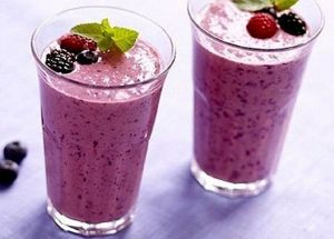 В блендере смешайте очищенный и нарезанный кусочками банан, малину, чернику, мед, корицу, яблочный сок и лед. Взбейте до однородного состояния и сразу подавайте. В блендере смешайте очищенный и нарезанный кусочками банан, малину, чернику, мед, корицу, яблочный сок и лед. Взбейте до однородного состояния и сразу подавайте.