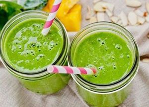 Два-три листа кочанной капусты нарезать небольшими кусочками. 100 г сырой брокколи порубить ножом. 2 стебля сельдерея вымыть и просушить. Компоненты поместить в чашу блендера, влить 120 мл яблочного сока и положить лед. Все взбить до однородности. Два-три листа кочанной капусты нарезать небольшими кусочками. 100 г сырой брокколи порубить ножом. 2 стебля сельдерея вымыть и просушить. Компоненты поместить в чашу блендера, влить 120 мл яблочного сока и положить лед. Все взбить до однородности.