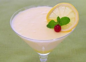 Лимонный десерт. 18 перепелиных яиц, 150 г сахара, 300 г лимонов, 250 мл сливок 33–35%, 10 г желатина. Желатин замочить в 150 мл холодной кипяченой воды и оставить на 1 час. Затем желатин довести до кипения, но не кипятить. Из лимонов выжать сок (всего необходимо около 50 мл). Сливки взбить с 50 г сахара. Отделить желтки от белков. Желтки растереть с 50 г сахара. Белки взбить с 50 г сахара. Смешать желтки и желатин. Добавить сок, перемешать. Добавить сливки, перемешать. Добавить белки, аккуратно перемешать. Массу разлить в креманки и поставить в холодильник на 3–4 часа. Лимонный десерт. 18 перепелиных яиц, 150 г сахара, 300 г лимонов, 250 мл сливок 33–35%, 10 г желатина. Желатин замочить в 150 мл холодной кипяченой воды и оставить на 1 час. Затем желатин довести до кипения, но не кипятить. Из лимонов выжать сок (всего необходимо около 50 мл). Сливки взбить с 50 г сахара. Отделить желтки от белков. Желтки растереть с 50 г сахара. Белки взбить с 50 г сахара. Смешать желтки и желатин. Добавить сок, перемешать. Добавить сливки, перемешать. Добавить белки, аккуратно перемешать. Массу разлить в креманки и поставить в холодильник на 3–4 часа.