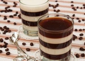 Кофейное желе с молоком. 500 мл кофе, 500 мл молока, сахар по вкусу, 20 г желатина. Желатин залить 200 мл холодной кипяченой воды и оставить на то время, которое указано на упаковке. В горячий кофе добавить сахар по вкусу, перемешать. Добавить половину желатина, перемешать. Молоко довести до кипения, добавить сахар по вкусу. Добавить оставшийся желатин, перемешать, убрать с огня. В креманки налить кофе с желатином, слоем 1–2 см. Поставить в холодильник до полного застывания (время зависит от качества желатина). На застывший кофейный слой налить молоко с желатином, слоем 1–2 см. Поставить в холодильник до полного застывания. На застывший молочный слой налить кофе с желатином, слоем 1–2 см. Поставить в холодильник до полного застывания. Заполнить, таким образом, креманки до верха. Кофейное желе с молоком. 500 мл кофе, 500 мл молока, сахар по вкусу, 20 г желатина. Желатин залить 200 мл холодной кипяченой воды и оставить на то время, которое указано на упаковке. В горячий кофе добавить сахар по вкусу, перемешать. Добавить половину желатина, перемешать. Молоко довести до кипения, добавить сахар по вкусу. Добавить оставшийся желатин, перемешать, убрать с огня. В креманки налить кофе с желатином, слоем 1–2 см. Поставить в холодильник до полного застывания (время зависит от качества желатина). На застывший кофейный слой налить молоко с желатином, слоем 1–2 см. Поставить в холодильник до полного застывания. На застывший молочный слой налить кофе с желатином, слоем 1–2 см. Поставить в холодильник до полного застывания. Заполнить, таким образом, креманки до верха.