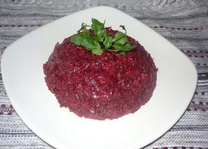 Лук потушить, сырую свеклу потереть на крупной терке и добавить к луку, помидоры натереть на терке и добавить к свекле и луку, тушить минут 20. В остывший салат добавить чеснок, посолить, поперчить. Лук потушить, сырую свеклу потереть на крупной терке и добавить к луку, помидоры натереть на терке и добавить к свекле и луку, тушить минут 20. В остывший салат добавить чеснок, посолить, поперчить.