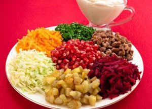 Мясо мелко нарезать кубиками. Пожарить мясо на растительном масле до готовности (жарить около 20–25 минут). Посолить. Картофель мелко нарезать кубиками. Пожарить картофель на растительном масле до готовности (жарить около 15–20 минут). Посолить. Капусту мелко нашинковать. Сырую морковь натереть на средней терке. Сырую свеклу натереть на средней терке. Зелень мелко нарезать. Гранат почистить, зерна отделить. Разложить на блюде по кругу: морковь, зелень, мясо, свеклу, картофель, капусту. В центр выложить зерна граната. Уже на столе добавить майонез, перемешать. Мясо мелко нарезать кубиками. Пожарить мясо на растительном масле до готовности (жарить около 20–25 минут). Посолить. Картофель мелко нарезать кубиками. Пожарить картофель на растительном масле до готовности (жарить около 15–20 минут). Посолить. Капусту мелко нашинковать. Сырую морковь натереть на средней терке. Сырую свеклу натереть на средней терке. Зелень мелко нарезать. Гранат почистить, зерна отделить. Разложить на блюде по кругу: морковь, зелень, мясо, свеклу, картофель, капусту. В центр выложить зерна граната. Уже на столе добавить майонез, перемешать.
