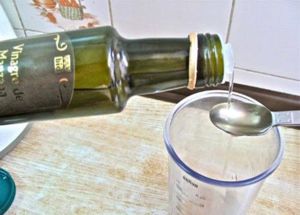 Добавляем немного уксуса в воду, налитую в запачканную жиром кастрюлю или сковороду, доводим до кипения. Выключаем огонь и даем полностью остыть перед мытьем губкой и моющим средством. После этого жир отойдет удивительно легко. Добавляем немного уксуса в воду, налитую в запачканную жиром кастрюлю или сковороду, доводим до кипения. Выключаем огонь и даем полностью остыть перед мытьем губкой и моющим средством. После этого жир отойдет удивительно легко.