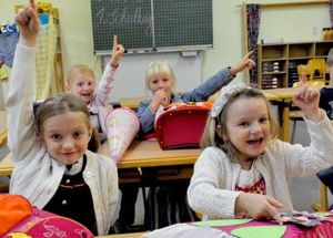 Проявляйте интерес к школе, классу, в котором учится ваш ребёнок. Очень полезно ребенка просто послушать. Проявляйте интерес к школе, классу, в котором учится ваш ребёнок. Очень полезно ребенка просто послушать.
