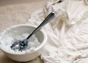 Убрать неприглядные пятна под мышками можно с помощью лимонного сока или пищевой соды. Потрите пятна смесью лимонного сока и воды. Для стойких пятен используйте смесь соды и воды, которую нужно оставить на несколько минут, а затем ополоснуть и начать стирку. Убрать неприглядные пятна под мышками можно с помощью лимонного сока или пищевой соды. Потрите пятна смесью лимонного сока и воды. Для стойких пятен используйте смесь соды и воды, которую нужно оставить на несколько минут, а затем ополоснуть и начать стирку.