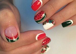 Летний маникюр с ягодами
