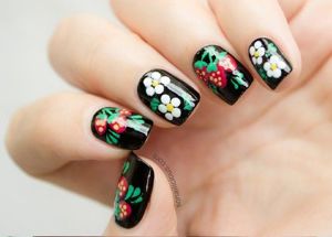 Летний маникюр с ягодами