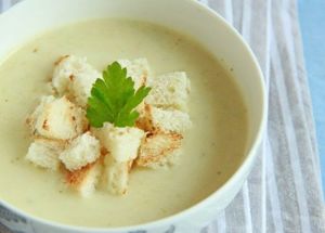 Суп-пюре. Кабачок нужно помыть, порезать на кубики и положить в кастрюлю или чашу для блендера. С помощью блендера взбить пюре, добавить сливки и еще раз перемешать до желаемой консистенции, посолить, поперчить. И холодный вариант супа готов! Суп-пюре. Кабачок нужно помыть, порезать на кубики и положить в кастрюлю или чашу для блендера. С помощью блендера взбить пюре, добавить сливки и еще раз перемешать до желаемой консистенции, посолить, поперчить. И холодный вариант супа готов!
