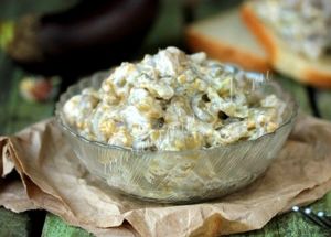 Салат. Обжаренные баклажаны смешать с тертым сыром и чесноком, заправить майонезом. Салат. Обжаренные баклажаны смешать с тертым сыром и чесноком, заправить майонезом.