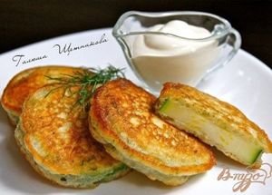 Кабачки в кляре. В глубокой миске перемешать муку, яйца, сметану, пряную соль, мелкорубленую зелень. Кабачок помыть, нарезать на кружочки (молоденькие кабачки чистить необязательно). Я люблю когда кабачки слегка похрустывают, поэтому режу кружочки потолще. Если вы любите мягкие кабачки, нарезайте тонкими кружочками. Затем обвалять кабачки в приготовленном ранее кляре. Обжарить кабачки в кляре на растительном масле с двух сторон на среднем огне. Переложить на бумажную салфетку, чтобы стекло лишнее масло. Кабачки в кляре. В глубокой миске перемешать муку, яйца, сметану, пряную соль, мелкорубленую зелень. Кабачок помыть, нарезать на кружочки (молоденькие кабачки чистить необязательно). Я люблю когда кабачки слегка похрустывают, поэтому режу кружочки потолще. Если вы любите мягкие кабачки, нарезайте тонкими кружочками. Затем обвалять кабачки в приготовленном ранее кляре. Обжарить кабачки в кляре на растительном масле с двух сторон на среднем огне. Переложить на бумажную салфетку, чтобы стекло лишнее масло.