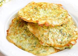 Оладьи из кабачков. Натереть кабачок на крупной терке, посолить, добавить яйцо и немного муки. Обжарить с двух сторон, как оладьи. Оладьи из кабачков. Натереть кабачок на крупной терке, посолить, добавить яйцо и немного муки. Обжарить с двух сторон, как оладьи.