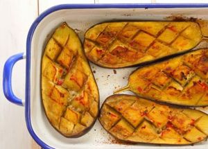 Баклажан в духовке. Баклажан разрезать вдоль и сделать несколько надрезов. посолить и запечь в духовке. Смешать растительное масло с измельченным чесноком и полить готовые баклажаны. Баклажан в духовке. Баклажан разрезать вдоль и сделать несколько надрезов. посолить и запечь в духовке. Смешать растительное масло с измельченным чесноком и полить готовые баклажаны.