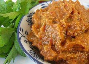 Икра из баклажанов. Обжарить до готовности баклажаны и кабачки, нарезанные кубиками, лук и морковь. Добавить чеснок и зелень. Остудить, измельчить в блендере. Икра из баклажанов. Обжарить до готовности баклажаны и кабачки, нарезанные кубиками, лук и морковь. Добавить чеснок и зелень. Остудить, измельчить в блендере.