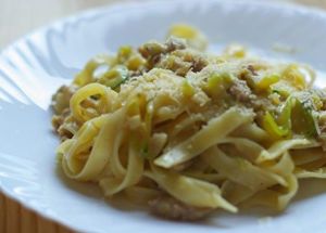 Паста с кабачками. Пасту отварить до готовности. Переходим к кабачкам, их нужно помыть, отрезать концы и порезать на кусочки, не более 5 см. В большой сковороде на среднем огне растопить 1 ст.л. сливочного масла и обжарить кабачки минут 5-7 до мягкости. Добавить соль, перец на ваш вкус. Когда кабачки стали мягкие, уменьшить огонь и добавить сливки, нагрейте их, но не дайте закипеть. Добавьте сыр и аккуратно перемешайте, пусть сыр начнет таять. Если соус получается густоват, можно добавить еще сливок или воды. В готовый соус выложите пасту и перемешайте, добавьте сок и цедру лимона. Паста с кабачками. Пасту отварить до готовности. Переходим к кабачкам, их нужно помыть, отрезать концы и порезать на кусочки, не более 5 см. В большой сковороде на среднем огне растопить 1 ст.л. сливочного масла и обжарить кабачки минут 5-7 до мягкости. Добавить соль, перец на ваш вкус. Когда кабачки стали мягкие, уменьшить огонь и добавить сливки, нагрейте их, но не дайте закипеть. Добавьте сыр и аккуратно перемешайте, пусть сыр начнет таять. Если соус получается густоват, можно добавить еще сливок или воды. В готовый соус выложите пасту и перемешайте, добавьте сок и цедру лимона.