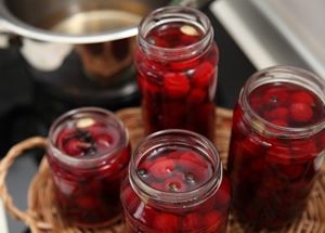 Вишня маринованная. Состав заливки на 1 л воды: 700 г сахара, 2/3 стакана столового уксуса. На литровую банку: 7-10 горошин душистого перца, кусочек корицы. Приготовить маринад: в воде растворить сахар, довести до кипения, добавить пряности и уксус. Зрелую вымытую вишню уложить в банки по плечики, залить горячим маринадом и стерилизовать в кипящей воде 3-5 минут. Вишня маринованная. Состав заливки на 1 л воды: 700 г сахара, 2/3 стакана столового уксуса. На литровую банку: 7-10 горошин душистого перца, кусочек корицы. Приготовить маринад: в воде растворить сахар, довести до кипения, добавить пряности и уксус. Зрелую вымытую вишню уложить в банки по плечики, залить горячим маринадом и стерилизовать в кипящей воде 3-5 минут.
