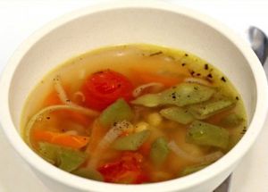 Суп из зеленых томатов и кукурузы. Лук и чеснок очистить, нарезать на мелкие кусочки. Помидоры нарезать на небольшие кубики. На среднем огне в кастрюле нагреть масло, переложить лук с чесноком и обжарить до мягкости. Добавить в кастрюлю молотый тмин, кукурузные зерна и помидоры. Все хорошо перемешать и варить в течение 5 минут на среднем огне. Влить в кастрюлю овощной бульон, сделать минимальным огонь и варить до готовности. Добавить по вкусу перец и соль. Суп из зеленых томатов и кукурузы. Лук и чеснок очистить, нарезать на мелкие кусочки. Помидоры нарезать на небольшие кубики. На среднем огне в кастрюле нагреть масло, переложить лук с чесноком и обжарить до мягкости. Добавить в кастрюлю молотый тмин, кукурузные зерна и помидоры. Все хорошо перемешать и варить в течение 5 минут на среднем огне. Влить в кастрюлю овощной бульон, сделать минимальным огонь и варить до готовности. Добавить по вкусу перец и соль.
