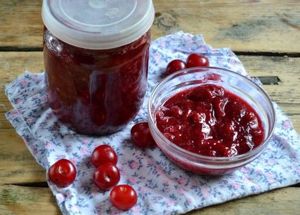 Варенье из вишни без закатки. 2 кг вишни, 1 кг сахара. Ягоды засыпать сахаром. Оставить на полчаса, довести до кипения. Варить 5 минут, после чего снять с огня. Через час снова проварите 5 минут. Выложить в стерилизованные банки, закупорить. Варенье из вишни без закатки. 2 кг вишни, 1 кг сахара. Ягоды засыпать сахаром. Оставить на полчаса, довести до кипения. Варить 5 минут, после чего снять с огня. Через час снова проварите 5 минут. Выложить в стерилизованные банки, закупорить.