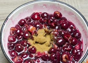 Вишневая начинка. Вишня — 300 г, сахар — по вкусу, корица — по вкусу. Засыпать вишни сахаром. Добавить корицу. Довести до кипения. Закатать в стерилизованные банки. Вишневая начинка. Вишня — 300 г, сахар — по вкусу, корица — по вкусу. Засыпать вишни сахаром. Добавить корицу. Довести до кипения. Закатать в стерилизованные банки.