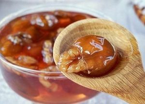 Варенье из крыжовника с орехами. 1.5 кг крыжовника, 600 мл воды, 1.5 кг сахара, орехи по вкусу. Используйте крупные ягоды. Острым ножом сделайте в них надрезы. Нарежьте грецкие орехи. Ягоды с орехами залейте водой, накройте и оставьте на ночь в холодильнике. Утром образуется довольно много сока, который нужно аккуратно слить в отдельную емкость. Добавьте сахар, поставьте на огонь. После закипания сироп нужно проварить на медленном огне около 2 минут. Добавьте ягоды, продолжайте варить еще минут 15. Разлейте по банкам, закатайте. Варенье из крыжовника с орехами. 1.5 кг крыжовника, 600 мл воды, 1.5 кг сахара, орехи по вкусу. Используйте крупные ягоды. Острым ножом сделайте в них надрезы. Нарежьте грецкие орехи. Ягоды с орехами залейте водой, накройте и оставьте на ночь в холодильнике. Утром образуется довольно много сока, который нужно аккуратно слить в отдельную емкость. Добавьте сахар, поставьте на огонь. После закипания сироп нужно проварить на медленном огне около 2 минут. Добавьте ягоды, продолжайте варить еще минут 15. Разлейте по банкам, закатайте.