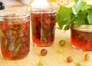 Варенье по-царски. По 1 кг сахара и крыжовника, 2 апельсина, 20 мл водки. Апельсин очистите. Корочки аккуратно нарежьте. Соедините крыжовник с сахаром и цедрой. Оставьте на пару часов. Варить 15 минут, дать остыть и проварить снова. Закатать. Варенье по-царски. По 1 кг сахара и крыжовника, 2 апельсина, 20 мл водки. Апельсин очистите. Корочки аккуратно нарежьте. Соедините крыжовник с сахаром и цедрой. Оставьте на пару часов. Варить 15 минут, дать остыть и проварить снова. Закатать.