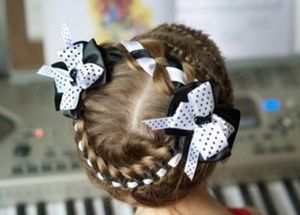 Прически на 1 сентября с бантами