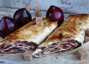 6. Штрудель из лаваша. Слива — 0,5 кг, лаваш — 2 шт. ,сахар — 1,5 ст., яйцо — 2 шт., уксус — 3 ст. л., сахарная пудра. В стакан сахара вмешать виноградный уксус и поставить на огонь. Добиться полного растворения сахара и кипения смеси. Вымыть и нарезать сливы на 8 равных частей. Добавить их к кипящему сахару и перемешать. Взбить 2 яйца с 0,5 ст. сахара до увеличения массы в 2,5-3 раза. Разложить 2 лаваша - один поверх другого. Обильно смазать их яйцом с сахаром. Снять с плиты начинку и распределить её по всей поверхности лавашей. Свернуть лаваши в рулет. Отправить штрудель в разогретую до 160-170 градусов духовку на 20-22 минуты. 6. Штрудель из лаваша. Слива — 0,5 кг, лаваш — 2 шт. ,сахар — 1,5 ст., яйцо — 2 шт., уксус — 3 ст. л., сахарная пудра. В стакан сахара вмешать виноградный уксус и поставить на огонь. Добиться полного растворения сахара и кипения смеси. Вымыть и нарезать сливы на 8 равных частей. Добавить их к кипящему сахару и перемешать. Взбить 2 яйца с 0,5 ст. сахара до увеличения массы в 2,5-3 раза. Разложить 2 лаваша - один поверх другого. Обильно смазать их яйцом с сахаром. Снять с плиты начинку и распределить её по всей поверхности лавашей. Свернуть лаваши в рулет. Отправить штрудель в разогретую до 160-170 градусов духовку на 20-22 минуты.