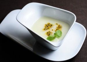 14. Дынный суп. Мякоть дыни 240 г сахар 25 г, сок лайма 20 г, свежая маракуйя 30 г. В емкость для взбивания выложить мякоть дыни, нарезанной крупными кусочками, добавить сахар и влить сок лайма. Взбить. Выложить в тарелку, сверху положить мякоть маракуйи. 14. Дынный суп. Мякоть дыни 240 г сахар 25 г, сок лайма 20 г, свежая маракуйя 30 г. В емкость для взбивания выложить мякоть дыни, нарезанной крупными кусочками, добавить сахар и влить сок лайма. Взбить. Выложить в тарелку, сверху положить мякоть маракуйи.