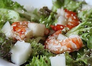 4. Салат с креветками. Листья салата — по вкусу, дыня — 200 г, креветки — 200 г, уксус — по вкусу, оливковое масло — 2 ст. л., кунжут — 1 ст.л. Отварить креветки, остудить и очистить. Дыню нарезать кубиками. Листья салата сбрызнуть уксусом. Добавить к ним дыню, полить оливковым маслом, сверху положить креветки и посыпать кунжутом. 4. Салат с креветками. Листья салата — по вкусу, дыня — 200 г, креветки — 200 г, уксус — по вкусу, оливковое масло — 2 ст. л., кунжут — 1 ст.л. Отварить креветки, остудить и очистить. Дыню нарезать кубиками. Листья салата сбрызнуть уксусом. Добавить к ним дыню, полить оливковым маслом, сверху положить креветки и посыпать кунжутом.