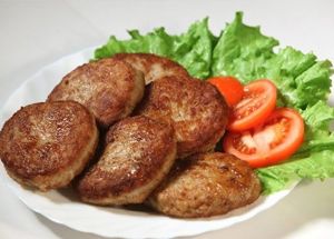 6. Котлеты. Морковь, луковицу, патиссон измельчить в мясорубке.Затем смешав с фаршем,добавить яйцо,специи и тщательно перемешать. Сформировать котлеты, обвалять в муке и жарить на растительном масле с двух сторон. 6. Котлеты. Морковь, луковицу, патиссон измельчить в мясорубке.Затем смешав с фаршем,добавить яйцо,специи и тщательно перемешать. Сформировать котлеты, обвалять в муке и жарить на растительном масле с двух сторон.