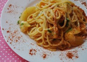 Паста с грушами. 200 г пасты, 4 черешка сельдерея, 2 твердые груши, 1 ст.л. оливкового масла, 50 г белого сухого вина, кубик овощного бульона, 100 гр сыра, немного зелени сельдерея. Масло разогреть, добавить нарезанные груши, готовить 1 мин. Влить вино и горячий бульон, добавить сельдерей и готовить, пока не выпарится большая часть жидкости. Тем временем сварить пасту. На тарелку выложить пасту, сверху груши с сельдереем. Паста с грушами. 200 г пасты, 4 черешка сельдерея, 2 твердые груши, 1 ст.л. оливкового масла, 50 г белого сухого вина, кубик овощного бульона, 100 гр сыра, немного зелени сельдерея. Масло разогреть, добавить нарезанные груши, готовить 1 мин. Влить вино и горячий бульон, добавить сельдерей и готовить, пока не выпарится большая часть жидкости. Тем временем сварить пасту. На тарелку выложить пасту, сверху груши с сельдереем.