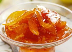 Варенье с лимоном. Груши 400 г, сахар 600 г, лимон 1 шт. Груши нарезать. Насыпать слой сахара, затем уложить слой ломтиков груш и так далее, выжимая на каждый слой сок из лимона. На другой день слить сок, вскипятить его, снять всю образовавшуюся пену и в горячий сироп опустить груши, потом поставить варить на медленный огонь до готовности. Варенье с лимоном. Груши 400 г, сахар 600 г, лимон 1 шт. Груши нарезать. Насыпать слой сахара, затем уложить слой ломтиков груш и так далее, выжимая на каждый слой сок из лимона. На другой день слить сок, вскипятить его, снять всю образовавшуюся пену и в горячий сироп опустить груши, потом поставить варить на медленный огонь до готовности.
