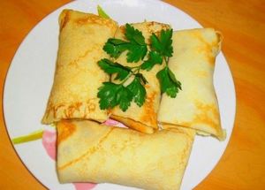 9. Блины с курицей. Пожарить блины. Вареную курицу обжарить с луком на растительном масле, посолить, поперчить. Добавить помидор. Начинку выложить на блины, блины сложить конвертом. 9. Блины с курицей. Пожарить блины. Вареную курицу обжарить с луком на растительном масле, посолить, поперчить. Добавить помидор. Начинку выложить на блины, блины сложить конвертом.