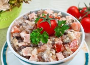 4. Салат с беконом и курицей. Обжарить ломтики бекона, снять со сковороды и мелко нарезать. Куриное мясо нарезать соломкой, помидоры пополам, яйца нарезать кубиками. Смешайте ингредиенты, добавить зелень, чеснок, соль, перец и майонез. Поставить в холодильник до подачи. Авокадо очистить, вынуть косточку и нарезать ломтиками. Выложить салат поверх листьев салата и украсить ломтиками авокадо. 4. Салат с беконом и курицей. Обжарить ломтики бекона, снять со сковороды и мелко нарезать. Куриное мясо нарезать соломкой, помидоры пополам, яйца нарезать кубиками. Смешайте ингредиенты, добавить зелень, чеснок, соль, перец и майонез. Поставить в холодильник до подачи. Авокадо очистить, вынуть косточку и нарезать ломтиками. Выложить салат поверх листьев салата и украсить ломтиками авокадо.