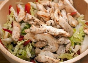 15. Салат с куриной грудкой и шампиньонами. Вареное филе куриной грудки порезать кубиками, также порезать болгарский сладкий перец разных цветов. Консервированные шампиньоны порезать и обжарить, добавить чеснок, зелень. Все смешать и заправить майонезом, посыпать тертым сыром. 15. Салат с куриной грудкой и шампиньонами. Вареное филе куриной грудки порезать кубиками, также порезать болгарский сладкий перец разных цветов. Консервированные шампиньоны порезать и обжарить, добавить чеснок, зелень. Все смешать и заправить майонезом, посыпать тертым сыром.