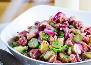 8. Картофельный салат с копченостями. Сварить картофель. Нарезать бекон, колбаски, красный лук. Положить бекон в сковородку, вытопить жир, добавить колбаски, обжаривать 5 мин с луком. Снять с огня. С готового картофеля слить воду, горячими разрезать на крупные дольки и сразу смешать с копченостями и луком, дать настояться, 10 мин. Для заправки смешать лимонный сок, горчицу, масло, соль и перец, заправить салат. Смешать с тонко нарезанным огурчиком и каперсами, дать постоять минимум 20 мин. 8. Картофельный салат с копченостями. Сварить картофель. Нарезать бекон, колбаски, красный лук. Положить бекон в сковородку, вытопить жир, добавить колбаски, обжаривать 5 мин с луком. Снять с огня. С готового картофеля слить воду, горячими разрезать на крупные дольки и сразу смешать с копченостями и луком, дать настояться, 10 мин. Для заправки смешать лимонный сок, горчицу, масло, соль и перец, заправить салат. Смешать с тонко нарезанным огурчиком и каперсами, дать постоять минимум 20 мин.