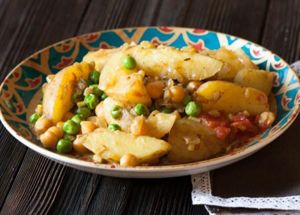 12. Картофель с карри, нутом и горошком. Лук и чеснок мелко порезать и обжарить на сковороде в оливковом масле. Добавить в сковороду к луку и чесноку все специи, протушить еще минут 5. Добавить в сковороду, готовый нут, картофель, зеленый горошек и мелко порезанные томаты в собственном соку. Все хорошо перемешать. Влить к овощам кокосовое молоко и тушить еще минут 10. 12. Картофель с карри, нутом и горошком. Лук и чеснок мелко порезать и обжарить на сковороде в оливковом масле. Добавить в сковороду к луку и чесноку все специи, протушить еще минут 5. Добавить в сковороду, готовый нут, картофель, зеленый горошек и мелко порезанные томаты в собственном соку. Все хорошо перемешать. Влить к овощам кокосовое молоко и тушить еще минут 10.