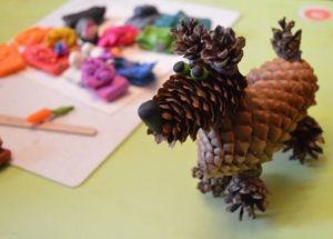 Поделки из шишек и пластилина