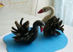 Поделки из шишек и пластилина
