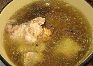 Мясо я готовлю в большой кастрюле. При образовании пены, удаляю ее шумовкой. Делать это приходится каждые 30-40 минут. Мясо я готовлю в большой кастрюле. При образовании пены, удаляю ее шумовкой. Делать это приходится каждые 30-40 минут.