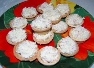 Тарталетки с сыром и крабовыми палочками