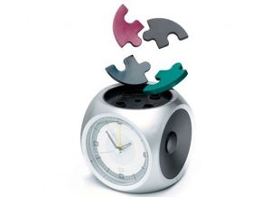 Самая новая разработка под названием Puzzle Alarm Clock (будильник пазл) довольно оригинальна: верхняя часть этого будильника состоит из небольшого пазла из четырех элементов. Когда будильник паззл начинает звонить, его кусочки пазл разлетаются в разные стороны. Единственный способ заставить будильник замолчать – встать с кровати, найти все элементы и правильно (что спросонья сделать не так-то просто) поместить на место. Самая новая разработка под названием Puzzle Alarm Clock (будильник пазл) довольно оригинальна: верхняя часть этого будильника состоит из небольшого пазла из четырех элементов. Когда будильник паззл начинает звонить, его кусочки пазл разлетаются в разные стороны. Единственный способ заставить будильник замолчать – встать с кровати, найти все элементы и правильно (что спросонья сделать не так-то просто) поместить на место.