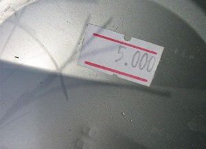 Дарить подарок с ценником неудобно, а вот оторвать противную наклейку вы пытаетесь уже битый час…. Нагрейте немного белого уксуса на плите или в микроволновой печке, намочите тряпку и приложите ее к ценнику. Наклейка отклеится, не оставляя липких следов. Дарить подарок с ценником неудобно, а вот оторвать противную наклейку вы пытаетесь уже битый час…. Нагрейте немного белого уксуса на плите или в микроволновой печке, намочите тряпку и приложите ее к ценнику. Наклейка отклеится, не оставляя липких следов.