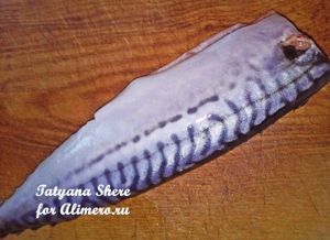 Запеченная скумбрия под помидорами