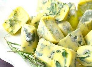 Чтобы иметь вкусную заправку к салатам, можно заморозить зелень в оливковом или сливочном масле. Чтобы иметь вкусную заправку к салатам, можно заморозить зелень в оливковом или сливочном масле.