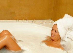 3. Расслабляющая ванна. В воде растворяем от двух столовых ложек до стакана мёда и добавляем несколько капель лавандового масла. 3. Расслабляющая ванна. В воде растворяем от двух столовых ложек до стакана мёда и добавляем несколько капель лавандового масла.