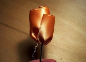 Цветы из атласных лент