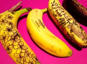 С помощью зубочистки можно нанести на бананы забавные рисунки. С помощью зубочистки можно нанести на бананы забавные рисунки.