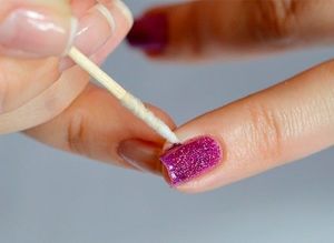 Воспользуйтесь зубочисткой в качестве корректора при самостоятельном нанесении лака на ногти. Накрутите небольшой кусочек ваты на кончик зубочистки, обмакните ее в жидкость для снятия лака и уберите излишки лака. Воспользуйтесь зубочисткой в качестве корректора при самостоятельном нанесении лака на ногти. Накрутите небольшой кусочек ваты на кончик зубочистки, обмакните ее в жидкость для снятия лака и уберите излишки лака.